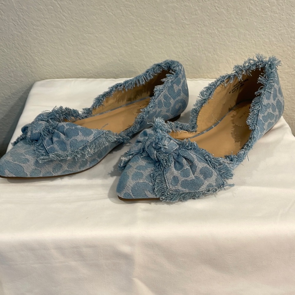 Women’s Comfort Brand Size 8. Blue jean pattern slip on casual shoes.